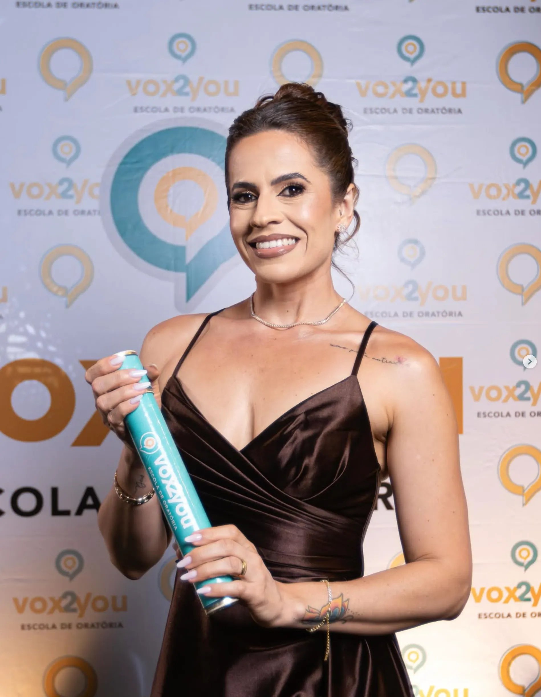 Erica Torres, especialista em alongamento de unhas, fibra de vidro e instrutora